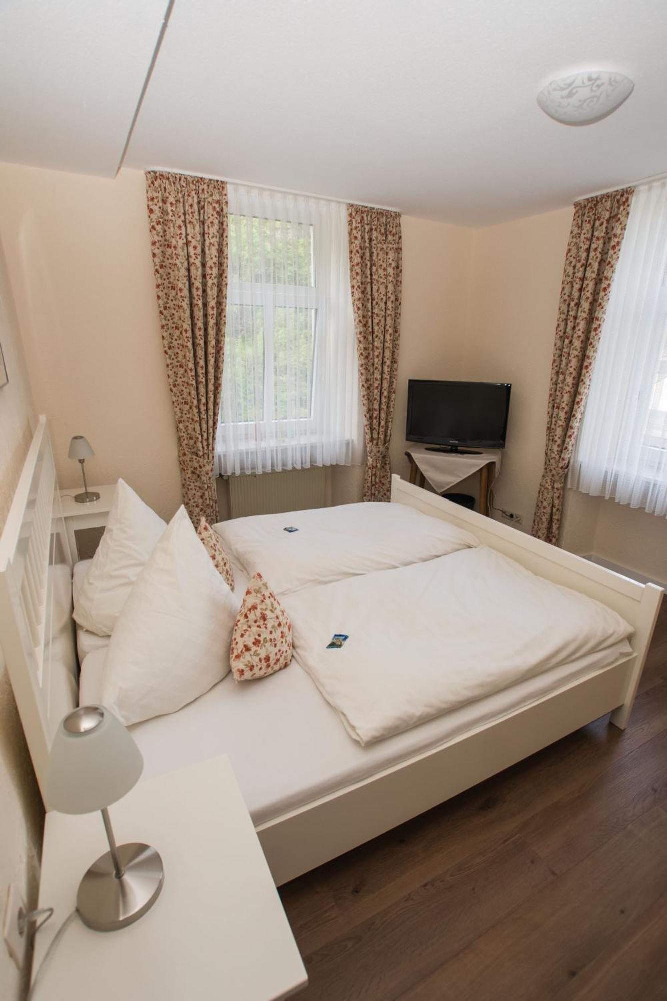 Moselland Hotel Im Enderttal Zum Onkel Willi Cochem Luaran gambar