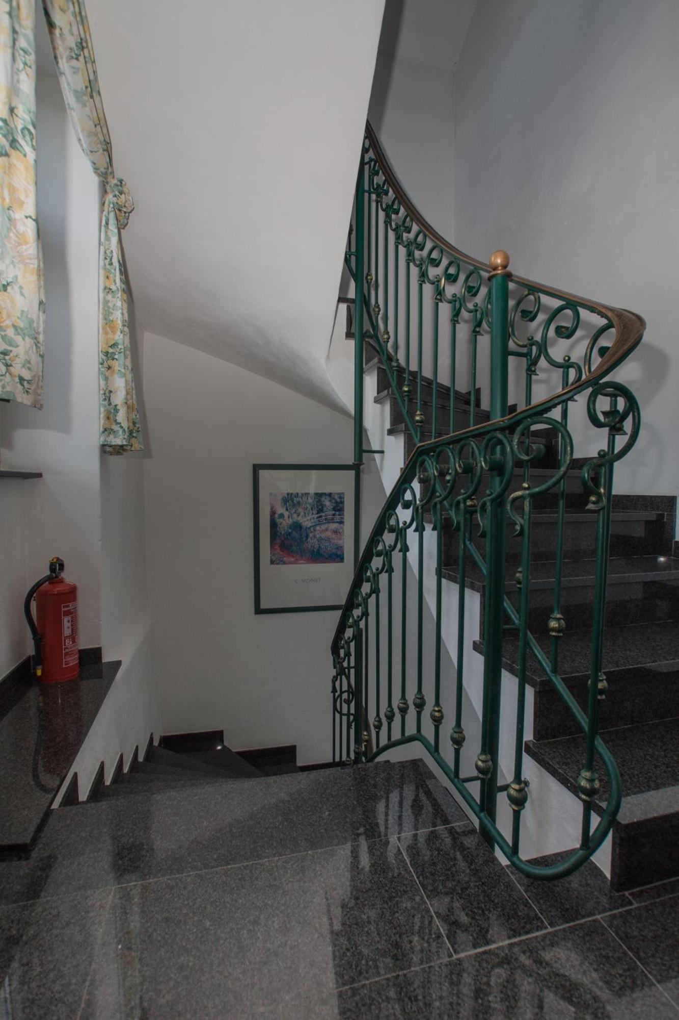 Moselland Hotel Im Enderttal Zum Onkel Willi Cochem Luaran gambar